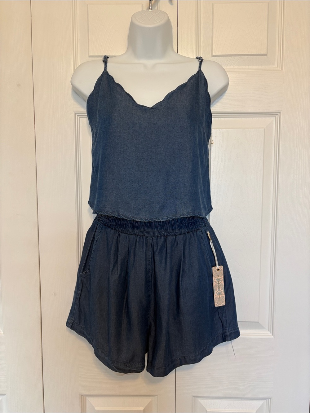 NWT Iris Basic Chambray Denim 2-Piece Set: Cami Crop Top & Elastic Shorts. Small
